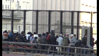 【品川駅線路切替工事】工事完了して試運転や営業運転の列車の通過を札の辻陸橋で待つテレビ局・撮り鉄・野次馬の皆さん
