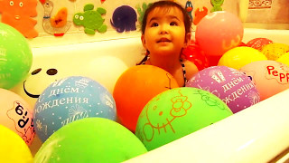 ?Купание в ванной Лопаем воздушные шарики учим цвета # Balloons for Children