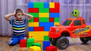 Рома и Хелпик играют в машинки! Хелпик увеличил машинки kids play with toys