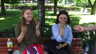 В Воронеж маг-иллюзионист удивляет прохожих.