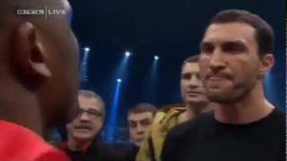 Дерек Чисора плюёт водой в лицо Владимиру Кличко.