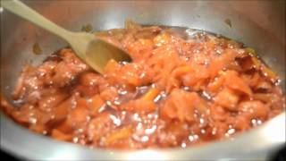 Cocinando dulce de membrillo casero