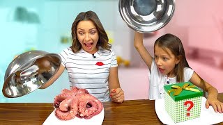 ОБМАНИ МАМУ Челлендж ЗАМЕНА Mystery Box Cake Switch Up Challenge / Вики Шоу