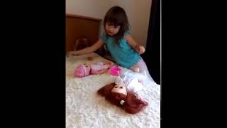 Маленькая девочка ухаживает за куклами, играет и кормит их. Моменты семейной жизни и счастья. Видео.