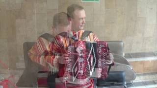 Задорно играет Алексей Маслов на гармони Г 1