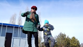 Поет песню Тимати Баклажан Бабуля отжигает 16-я ХотВиллс  Sings a song Timati Eggplant 16-I Hotwells