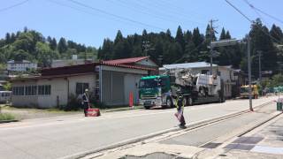 道路掘削機を積載して出発するクオントレーラー