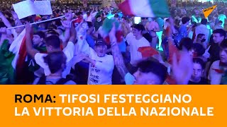 Roma: tifosi festeggiano la vittoria della #nazionale