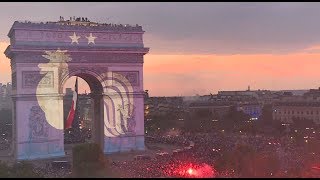 Merci les Bleus! Les images de l'hommage projeté sur l'Arc-de-Triomphe