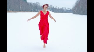 "А на просторах далекой России бегают девки по снегу  босые!"