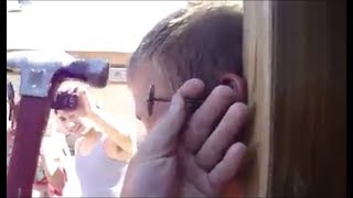 Прибил гвоздём ухо к столбу