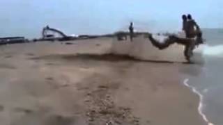 Ржач!!! -- Напугал двух здоровых мужиков на пляже! Пляжный розыграш