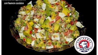 Deliciosa ensalada de aguacates, tomates y huevos cocidos