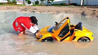 Nikita đi trên xe của trẻ em và bị mắc kẹt trong vũng nước