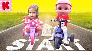 Куклы Пупсики гонки на Велосипедах - Догонялки!