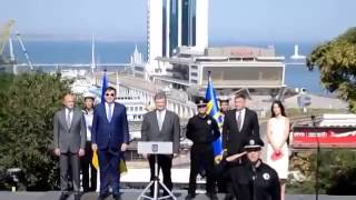 Саакашвили одел штаны задом наперед и заметил только на трибуне