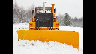 ТРАКТОР КИРОВЕЦ. ТРАКТОР К 700 А. ЧИСТИТ СНЕГ.