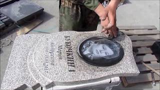 Врезка портрета на памятник из светло серого гранита