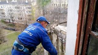 Демонтаж разрушенной колонны ограждения балкона